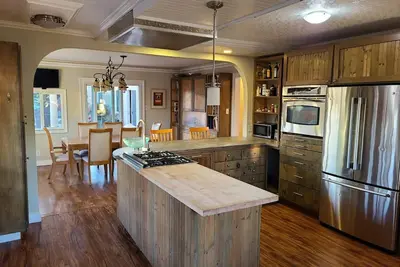 Image de 4 Bedroom House + 1 Bedroom Cottage