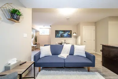 ★Bright Modern Suite ★ Netflix - WiFi ✔Long Stays ★ Clean