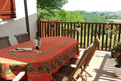 Image de maison de campagne, vue imprenable, grand jardin jeux enfants, piscine hors sol.