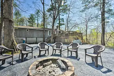 Image de Cozy Cabin with Sunroom & Cacapon River Access!