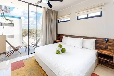 Image de Fourth-floor studio with rooftop pool, partial A/C, city views, & balcony