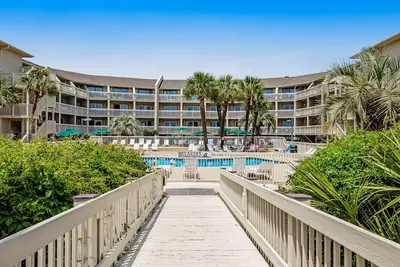 Dreamy Island Condo W/ Beach Access, Shared Pool, Private Balcony & WiFi