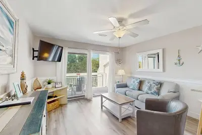 Delightful Condo W/ Beach Access, Shared Pool, Free WiFi, Central Ac & Balcony