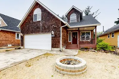 Image de Creekside Home 5 Blocks from the Beach w/ Fireplace, Deck, Firepit, Fast WiFi
