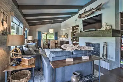 Image de Chic Family-Friendly Home with Outdoor Oasis!