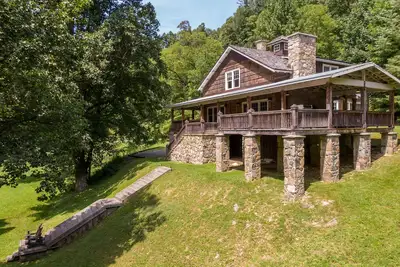 Image de Orchard House - creekfront with outdoor fireplace, hot tub, hiking on site