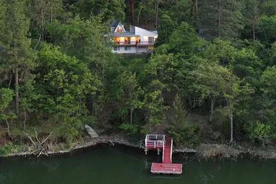 Image de Oak Paddle Lodge - Copco Lake A-Frame Cabin Getaway with Boat Dock and Kayaks