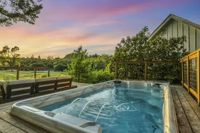 Image de The Calistoga Cottage — Complimentary wine tasting at Croix included!