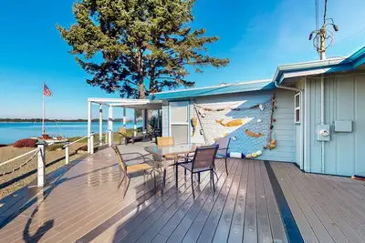 Image de Waterfront home with panoramic bay views, deck, fireplace & beach access