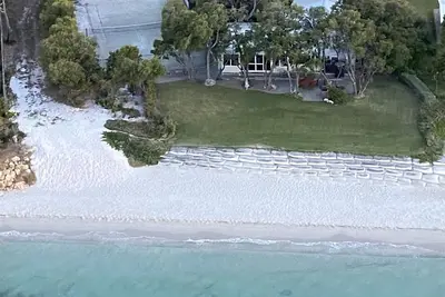 Image de Sea'Esta Sands - Absolute Beachfront Property