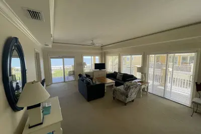 Image de 3/3 baths, Pool, Land Trans Included!