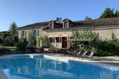 Image de Luxurious farmhouse property with chic barn conversion & fabulous pool
