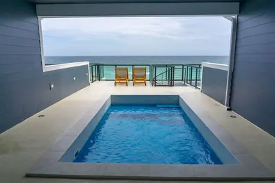 Image de Amazing Beachfront Townhome! 6br/7ba, Rooftop Pool, Free Beach Service! ! !
