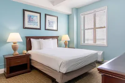 Image de Idyllic Getaway! 2 Modish Units Right on Beach! Pool, Free Parking, Bar!