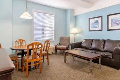 Image de Steps to the Beach! 4 Serene Units w/Kitchen, Pool Bar, Close to Max Theatre