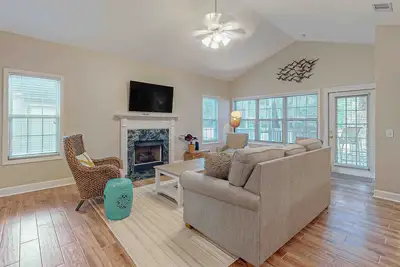 Image de Bright, comfortable villa near beach with pool access - 7-night summer stays