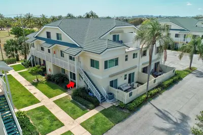 Updated modern 1st floor condo on Carlin Park and close walk to the ocean