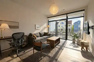 Image de East Side Luxury 1br Apt - Near Brady St with Balcony and Lounge | Sleeps 4