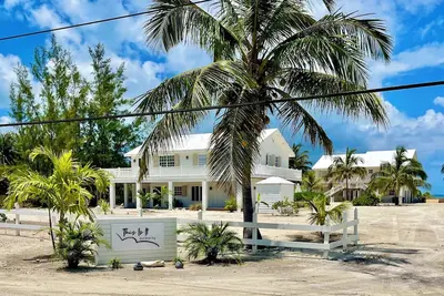 Image de This Is It, The Guest House, oceanfront with Private Pool! Daily housekeeping.