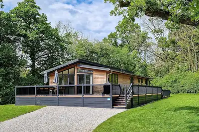 Cedar Lodge | sleeps 8 - Hot Tub, Dog Friendly - 5* Gold Award