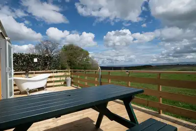 Image de Cross Fell - Stunning views and an outdoor bath tub on the decking!