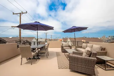 Image de 1 House from the Sand w/ Rooftop Deck on 28th Street