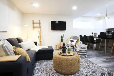 Image de ★Executive Suite★King Bed✔5 min to Dt & Whyte Ave!