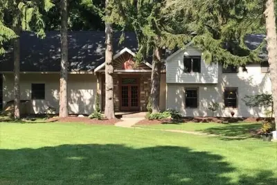 Image de Large 5 bedroom home perfect for sharing with game parlor