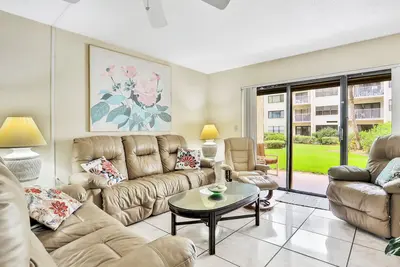 Image de Ground-floor condo in oceanfront complex with patio, Ac, tennis, & pool