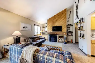 Image de Cozy Ski Condo w/ Fast WiFi & a Wood-Burning Fireplace - Walk to the Lifts