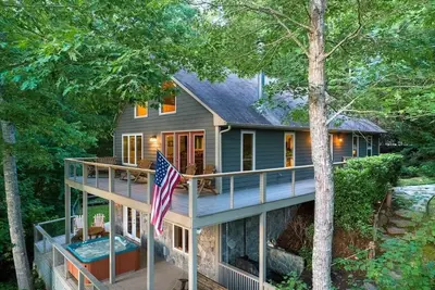 Image de Lakefront 5br w\/ Private Dock, Hot Tub, Game Room, Ev Charger – Near Wcu & Sylva