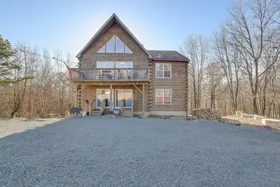 Image de Luxe Cabin: Pvt Lake, Hot Tub, Fire Pit, Bbq
