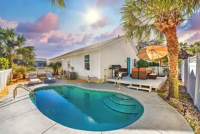 Image de Walk to Beach! Private Pool! Family Friendly!