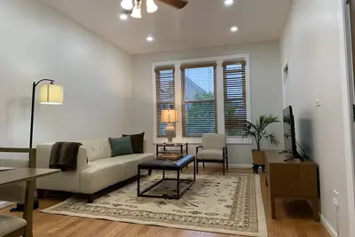Image de Bright 2 bed conveniently located in the heart of Logan Square with easy parking