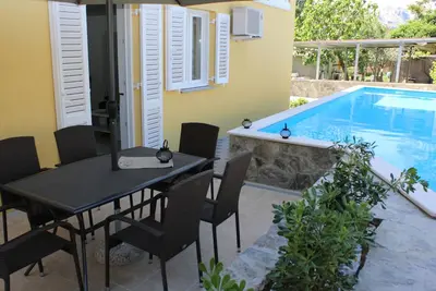 Image de Appartement de deux chambres avec la terrasse Baska, Krk (A-18733-b)