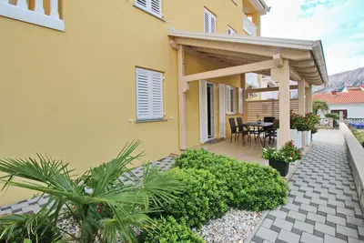 Image de Appartement de deux chambres avec la terrasse Baska, Krk (A-18733-c)