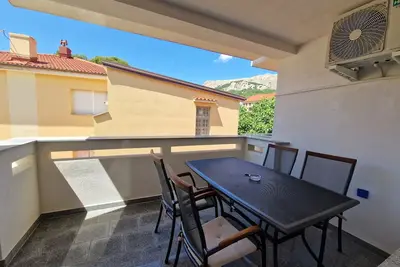 Image de Appartement de deux chambres avec la terrasse Baska, Krk (A-18775-b)