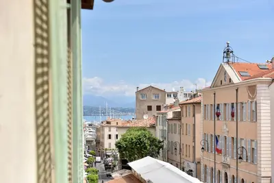 Image de Bright spacious flat with superb views over the old town and Grimaldi castle.