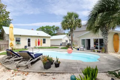 Image de 4 Bedroom Home with private pool steps to ocean!