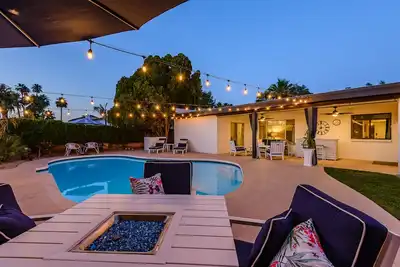 Large Pool and Entertainers Delight Yard!