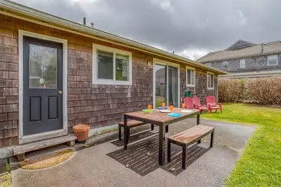 Image de Modern 2 Bedroom in Heart of Downtown Gearhart, Two Blocks from Beach!