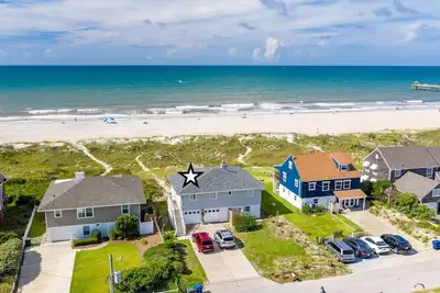 Image de Classic Oceanfront Beach Cottage by Oceanana Pier