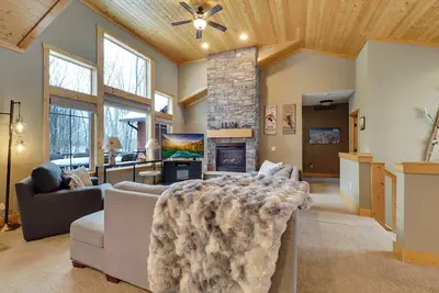 Image de Sleeps 15 | Reserve at Boyne Mtn | Hot Tub | Drive to the Slopes | Fireplace