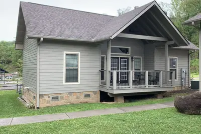 Image de Carr's Northside Cottages - 4 Queen Beds