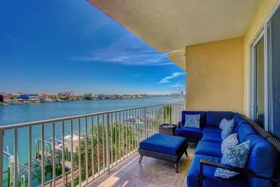 Image de 301 Bay Harbor Condo on Clearwater Bay, sleeps 6, heated pool, beach access across the street