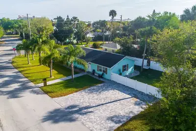 Image de Beautifully furnished 3 bedroom, 3 bathroom house walking distance from Flagler Ave and the Beach!