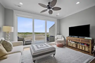 Image de Luxury Waterfront Retreat with Stunning Views & Golf Cart