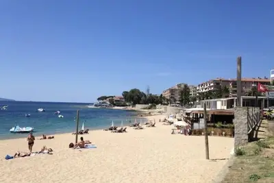 Image de T2 neuf 40m2 Clim wifi balcon parking plage à pieds 100 m
