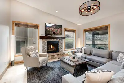 Image de Luxury Home in Great Location, Hot Tub + Patio, Family/Theater Room!