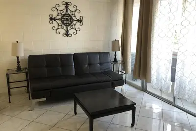 Image de ~Waikiki~ Lowest Rates In Area ~ 3 Bedroom ~ Fully Furn ~ Blocks to Beach ~